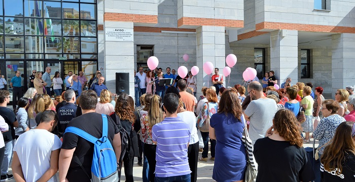 Salobreña conmemora el Día del Cáncer de Mama con la lectura de un manifiesto y una suelta de globos.jpg