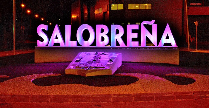 Salobreña ilumina de morado su rotonda    de entrada durante noviembre como repulsa a la violencia de género.jpg