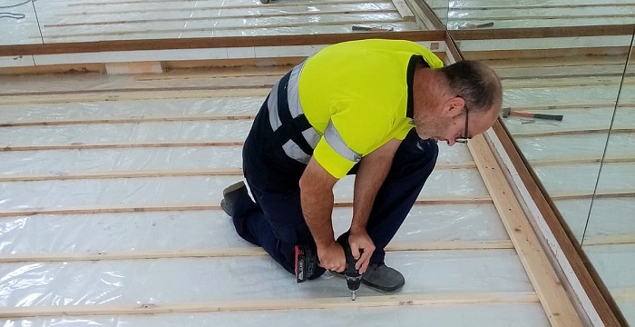 Se renueva el suelo de la sala de baile de la Casa de la Cultura de Lobres que estaba podrido por la humedad.jpg