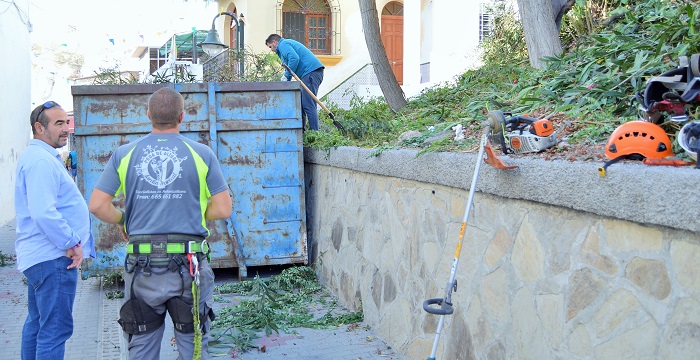Trabajos de limpieza, poda y desbroce en la ladera de la bajada a la plaza del Lavadero en La Caleta.jpg