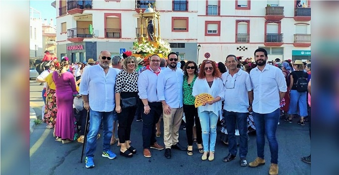 Un total de 40 carrozas llenan de color el paseo marítimo de Salobreña durante la Romería del Sur