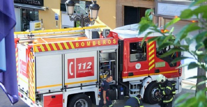 Unas velas encendidas causan un incendio en la terraza de una vivienda del barrio de San Miguel de Almuñécar.jpg