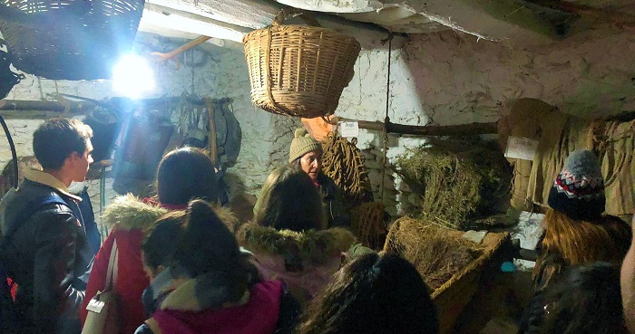 Alumnos de Filosofía Hispánica visitan el museo etnográfico de Bubión.jpg