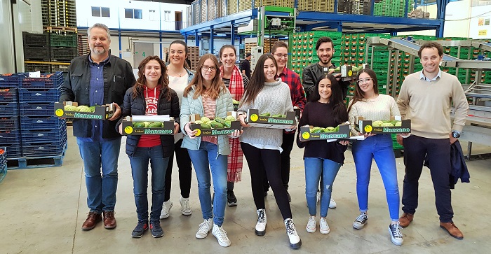 Alumnos del IES Antigua Sexi de Almuñécar visitan las instalaciones de Frutas Manzano en Salobreña.jpg