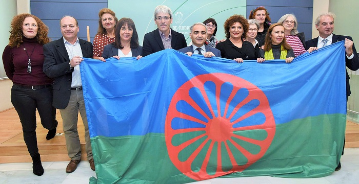 Diputación reclama mayor compromiso  para superar la “marginación histórica” de la comunidad gitana.jpg