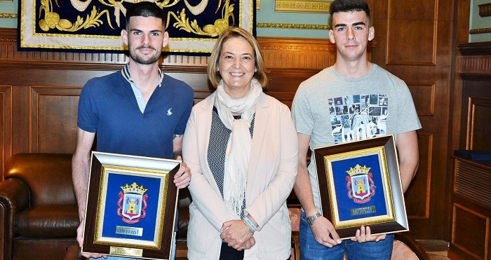 El Ayto. de Motril homenajea a los hermanos Ruiz Pérez por su brillante palmarés en el deporte de la pesca.jpg