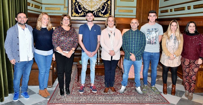 El Ayto. de Motril homenajea a los hermanos Ruiz Pérez por su brillante palmarés en el deporte de la pesca.jpg