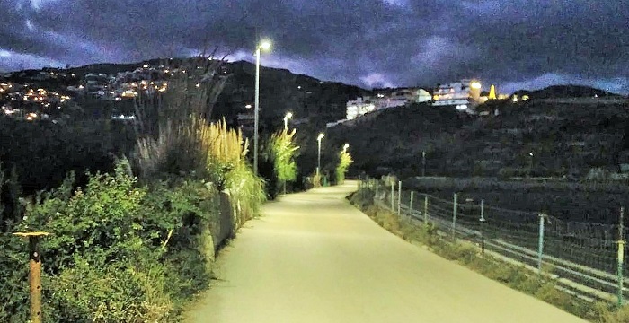 El camino del Gambullón ya tiene iluminación tras la instalación de 11 nuevas farolas.jpg