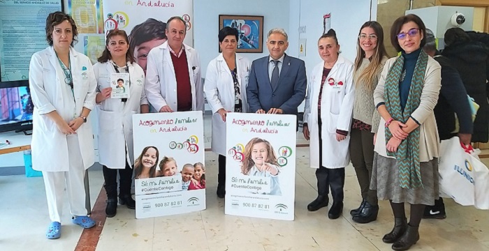 El Hospital Materno Infantil ha acogido hoy una mesa informativa para dar a conocer la campaña ‘Sé mi familia. Cuento contigo’.jpg