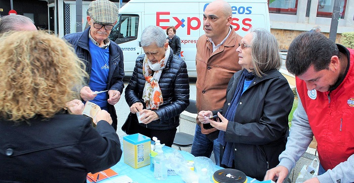 Gregorio Morales y Encarnación Martín de ADIMO en la plaza de la Aurora de Motril durante el Día Mundial de la Diabetes.jpg
