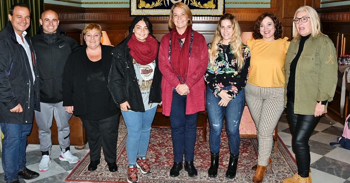 La alcaldesa de Motril recibe a Violeta Hódar antes de enfrentarse a la prueba final del programa Operación Triunfo.jpg