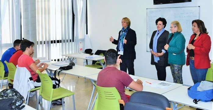 La alcaldesa de Motril visita el taller formativo para quince jóvenes de los barrios de Varadero y Santa Adela.jpg