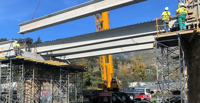 La colocación de enormes vigas para la reconstrucción del puente de Río Chico causa gran expectación en Órgiva.jpg