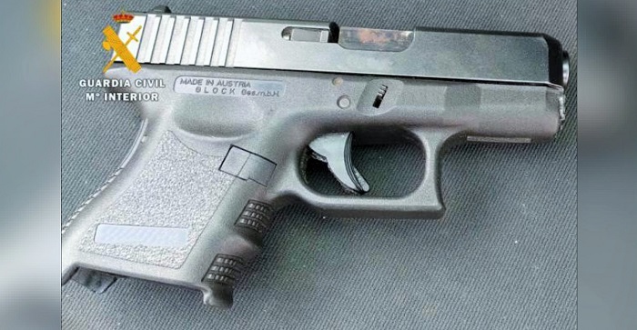 La Guardia Civil detiene a un individuo que amenazó a los clientes de un bar de copas con una pistola.jpg