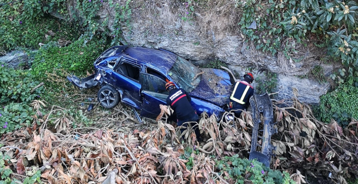 Los Bomberos de Almuñécar rescatan a un conductor atrapado en su vehículo tras caer por un desnivel cerca de Ítrabo.png