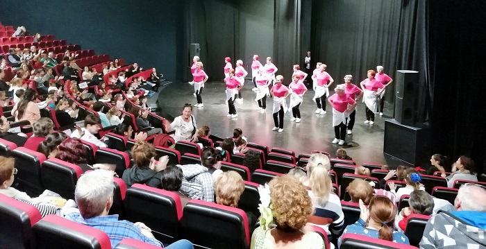 Los escolares del colegio Juan Ramón Jimenénez celebran el Día del Abuelo.jpg
