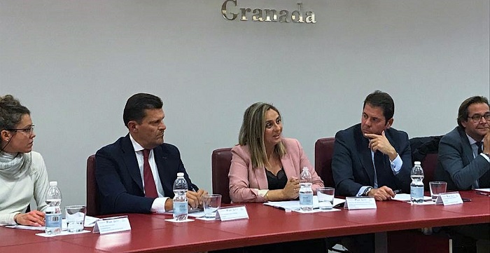 Marifrán Carazo desgrana los presupuestos de la Junta a empresarios de Granada.jpg