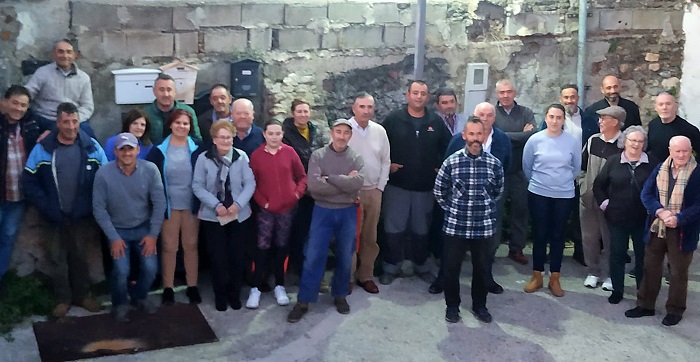 Agricultores afectados junto a la balsa de Itrabo donde se vierten aguas residuales y con la que regaban antes.jpg