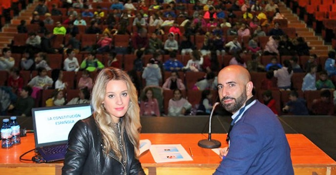 Alumnos de Primaria y Secundaria de Almuñécar asisten a las conferencias sobre la Constitución.jpg