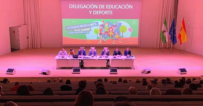 Educación reúne a los directores de los centros públicos para presentarles las líneas de trabajo de la Delegación.jpg