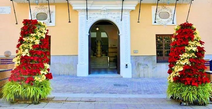 El Ayuntamiento culmina la plantación de los 4.500 pascueros que adornan los parques y jardines del término municipal.jpg