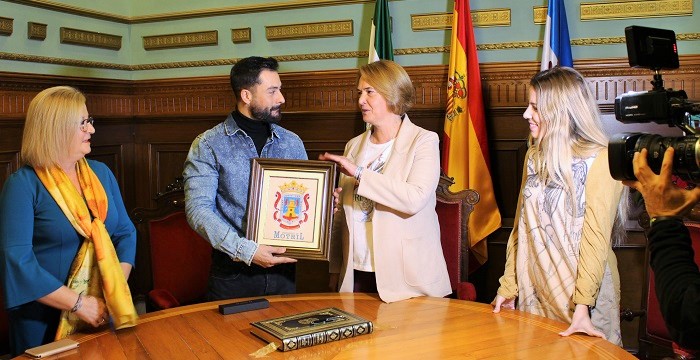 El cantante Javi Mota recibe el reconocimiento del Ayto. de Motril por su trayectoria y amor a sus raíces.jpg