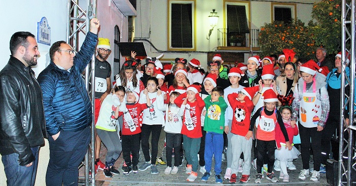 El Casco Antiguo de Salobreña se llena de color y alegría con la VII San Silvestre