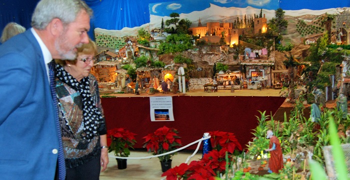 El presidente del Puerto visita el Belén artesanal del barrio de Varadero.jpg