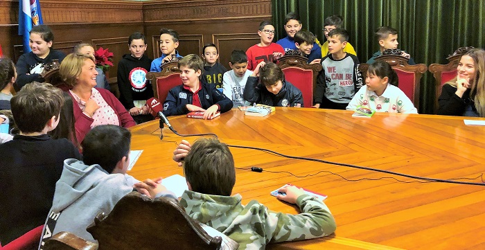 La alcaldesa anima a los niños de Motril a leer en la conmemoración del Día de la Lectura en Andalucía.jpg