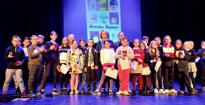 La alcaldesa de Motril pide a 250 escolares que defiendan los derechos humanos que “nos protegen a todos”.jpg