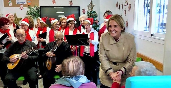La alcaldesa inicia la ronda de visitas a los centros de mayores de Motril con motivo de las fiestas navideñas.jpg