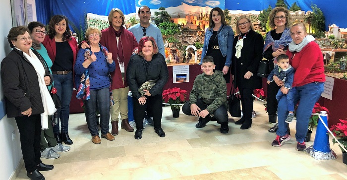 La alcaldesa visita los talleres en los anejos de Motril para fomentar el envejecimiento activo de los mayores.jpg