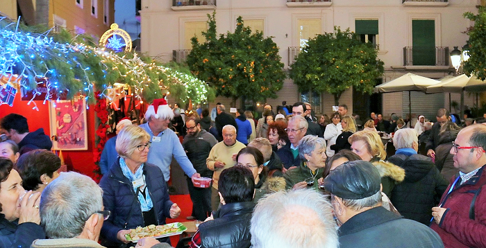 La plaza de la Constitución sexitana acoge hasta este sábado el mercadillo navideño de los residentes europeos