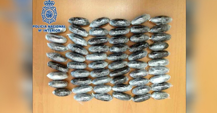 La Policía Nacional detiene en Motril a tres personas transportando 45 bellotas de hachís.jpg