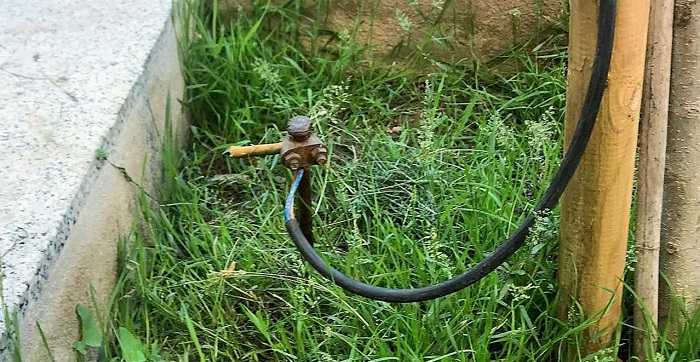Los técnicos municipales certifican que la pica de la Plaza de la Aurora es obligatoria para proteger a las personas.jpg