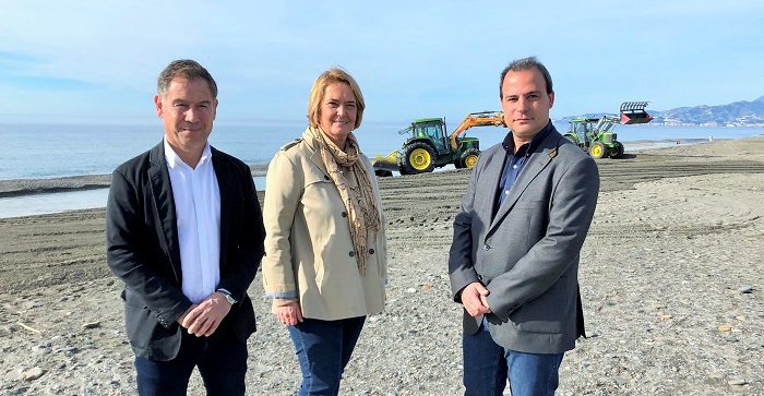 Motril acomete la limpieza de las playas en Navidad para mantener el litoral en perfecto estado también en invierno