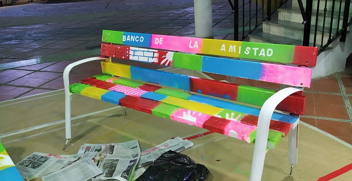 Niños y jóvenes de Lobres pintan el ‘Banco de la Amistad’ contra la discriminación y el acoso juvenil.jpg