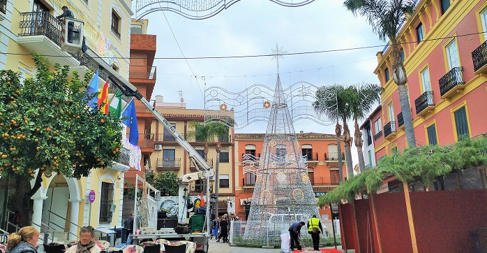 Pruebas del alumbrado navideño en la plaza de la Constitución de Almuñécar.jpg