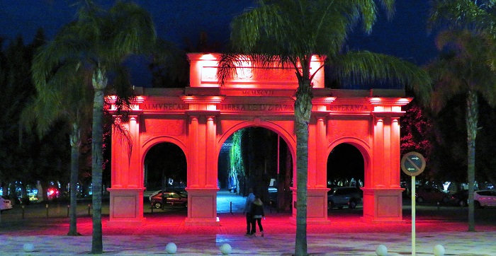 Puerta de Almuñécar de rojo.jpg