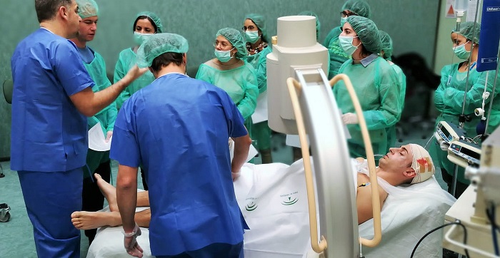Residentes de medicina intensiva se forman en donación y trasplantes de órganos con robots.jpg