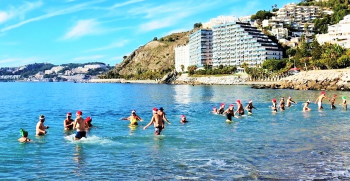 Turistas nórdicos cumplen con su tradicional chapuzón en la playa de San Cristóbal de Almuñécar.jpg