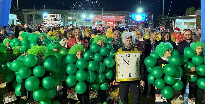 Un millar de corredores convierten la San Silvestre motrileña en una gran fiesta de color y alegría.jpg