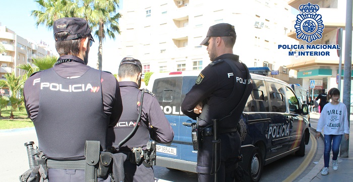 Agentes de Policía Nacional impiden que un nonagenario se precipite desde una torre de alta tensión