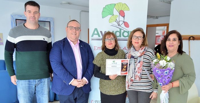 Ayudan2 entrega a la Asociación Agraela la recaudación de la venta de dulces durante la San Silvestre