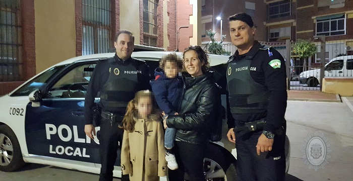 Dos policías locales de Motril salvan la vida a una niña de siete años que se atragantó con un trozo de caramelo.jpg