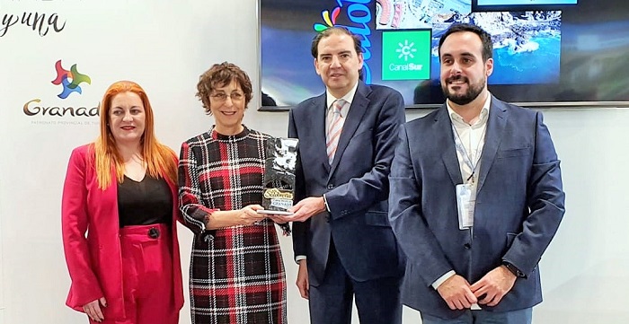 El Ayuntamiento entrega el premio ‘Sintiendo Salobreña’ al programa de Canal Sur ‘Destino Andalucía’