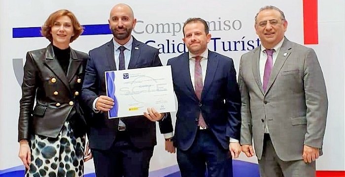 En el stand de Turespaña, Barbero recibía de manos de la directora general de Turismo el diploma del sistema de calidad SICTED
