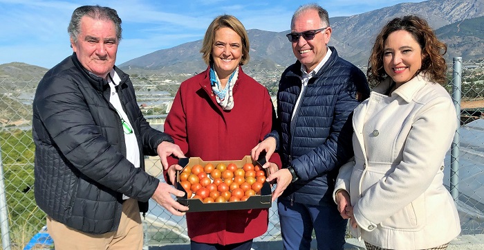 La alcaldesa ensalza la apuesta por la innovación y la investigación de las cooperativas agrícolas motrileñas.jpg