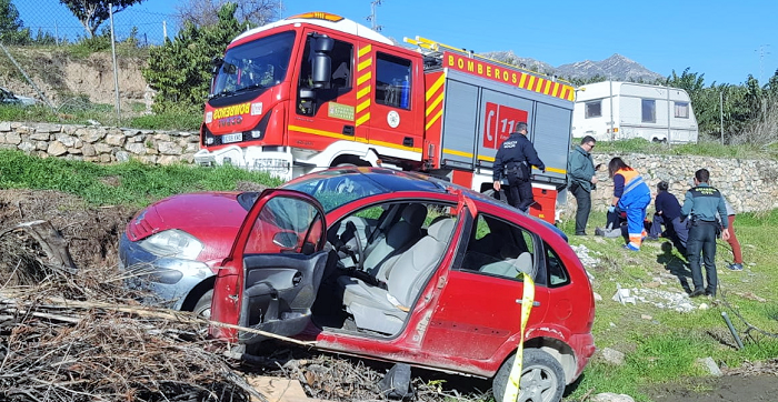 Los Bomberos de Almuñécar rescatan a una mujer en Molvízar atrapada debajo de su vehículo