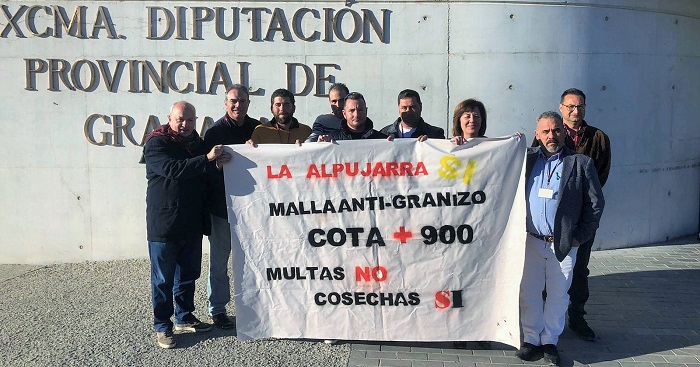 Agricultores Alpujarra protestan ante la sede de Diputación